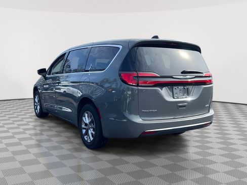 Used 2023 Chrysler Pacifica Touring-L image 7