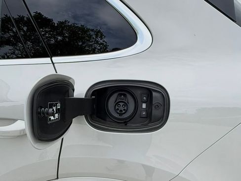 Used 2022 Porsche Cayenne E-Hybrid image 5