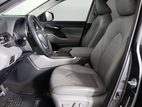 Used 2023 Toyota Highlander XLE FWD image 14