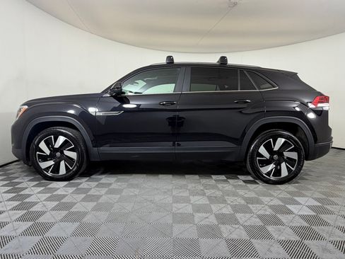 Used 2024 Volkswagen Atlas Cross Sport SE w/ Panoramic Sunroof Package FWD image 2