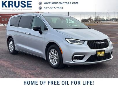 Used 2024 Chrysler Pacifica Touring-L