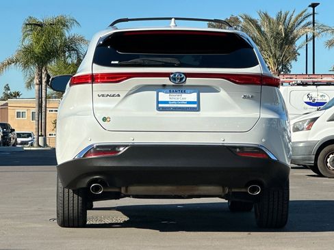 Used 2024 Toyota Venza XLE image 5