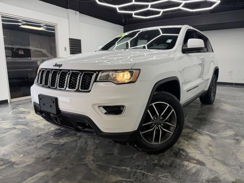 Used 2021 Jeep Grand Cherokee Laredo image 1