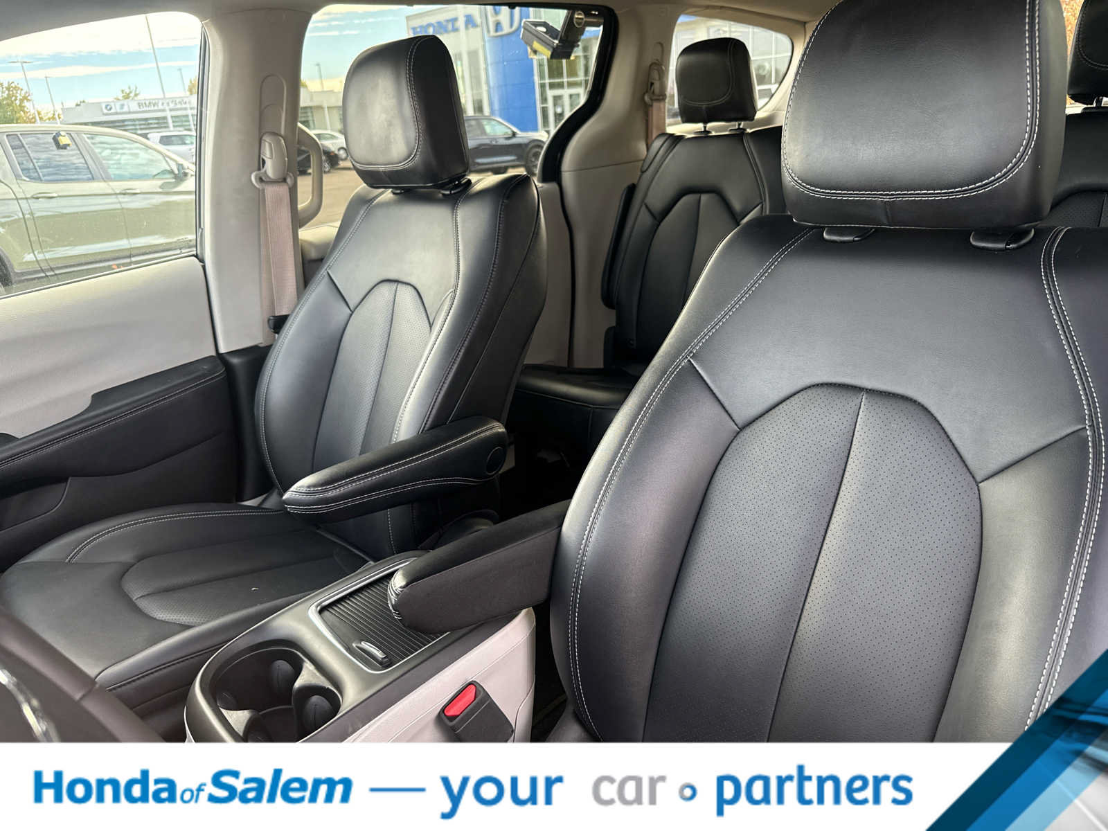 Used 2024 Chrysler Pacifica Touring-L FWD image 11
