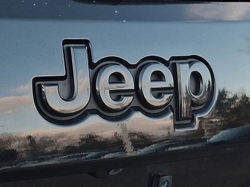 Used 2018 Jeep Grand Cherokee Altitude image 27