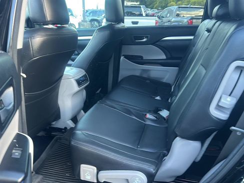 Used 2018 Toyota Highlander XLE AWD/4WD image 9