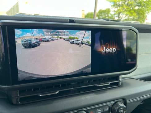 Used 2025 Jeep Wrangler Unlimited Sahara AWD/4WD image 19