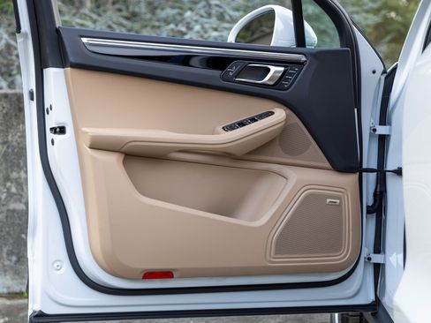 Certified 2025 Porsche Macan image 20