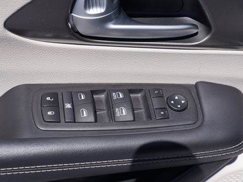 Used 2024 Chrysler Pacifica Touring-L FWD image 18