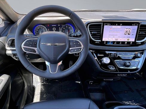 Used 2025 Chrysler Pacifica Select FWD image 6