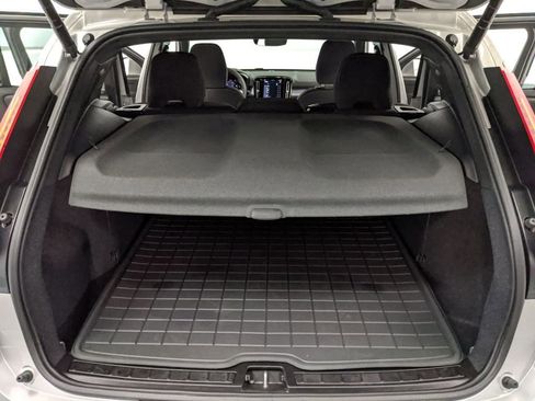 Used 2024 Volvo XC40 B5 Core AWD/4WD image 17