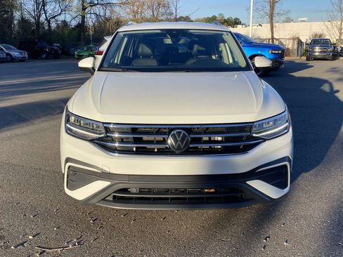 Used 2024 Volkswagen Tiguan SE AWD/4WD image 2