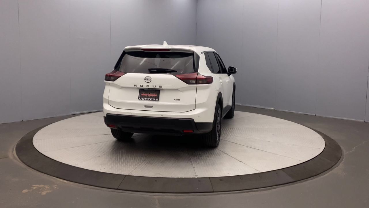 Used 2025 Nissan Rogue SV AWD/4WD image 4