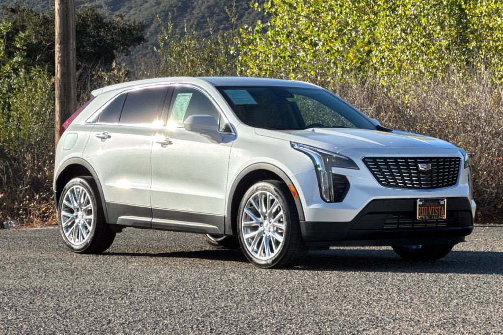 Used 2022 Cadillac XT4 Luxury w/ Driver Awareness Package FWD image 2