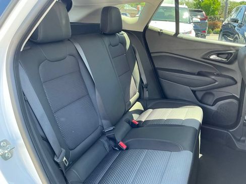 Used 2025 Chevrolet Trax LT w/ LT Convenience Package FWD image 16
