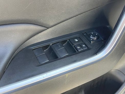 Used 2025 Toyota RAV4 LE AWD/4WD image 5