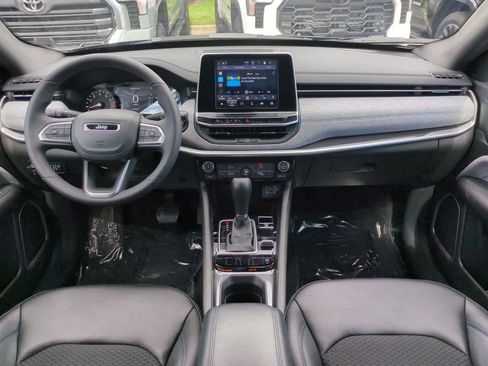 Used 2025 Jeep Compass Latitude AWD/4WD image 14