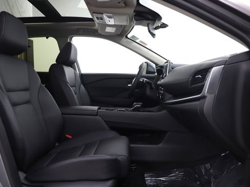 Used 2026 Nissan Rogue SV w/ SV Premium Package image 13