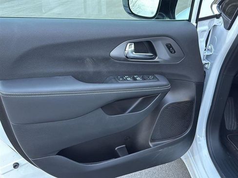 New 2026 Chrysler Pacifica Select image 14