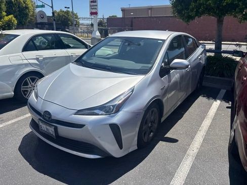 Used 2019 Toyota Prius XLE FWD image 1