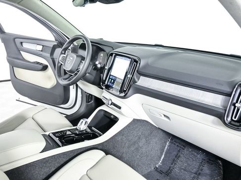 Certified 2025 Volvo XC40 B5 Plus w/ Protection Package Premier image 24