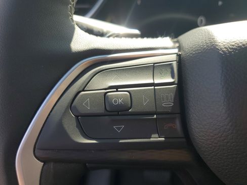 Used 2025 Jeep Grand Cherokee Laredo w/ Luxury Tech Group I RWD image 15