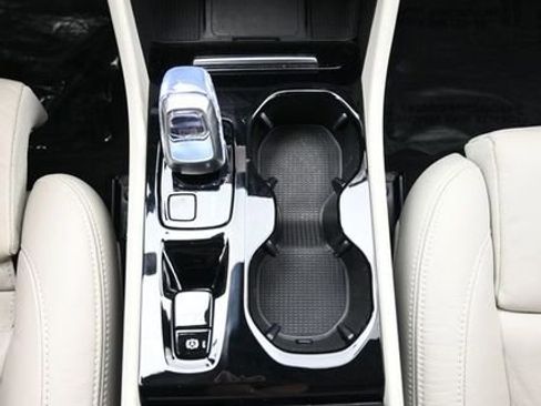 Used 2024 Volvo XC40 B5 Plus w/ Climate Package image 10