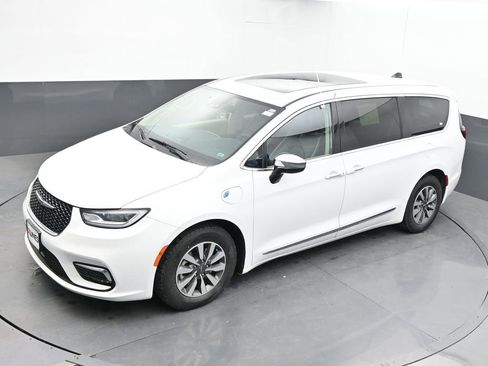 Used 2023 Chrysler Pacifica Limited FWD image 39