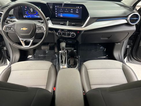 Used 2025 Chevrolet Trax LT w/ LT Convenience Package FWD image 33