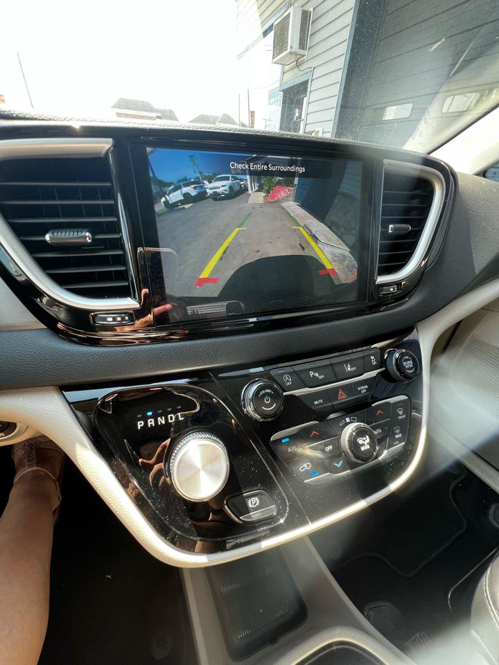 Used 2023 Chrysler Pacifica Touring-L FWD image 32