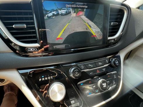 Used 2023 Chrysler Pacifica Touring-L FWD image 32
