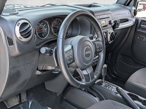 Used 2017 Jeep Wrangler Unlimited Sahara w/ Connectivity Group AWD/4WD image 10