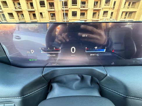 Used 2025 Nissan Armada SV image 10