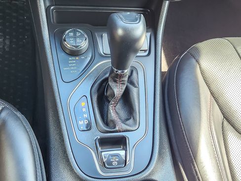 Used 2019 Jeep Cherokee Trailhawk AWD/4WD image 16