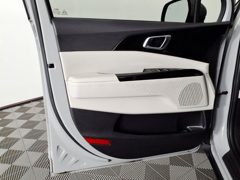 Used 2024 Kia Carnival EX FWD image 17