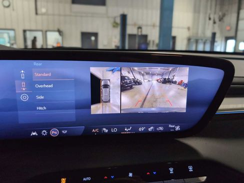 Used 2025 Buick Enclave Avenir AWD/4WD image 16