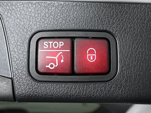 Certified 2025 Mercedes-Benz GLB 250 image 30