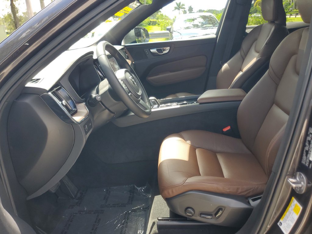 Certified 2022 Volvo XC60 B5 Momentum w/ Protection Package Premier AWD/4WD image 16