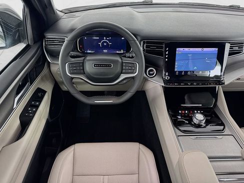 Used 2025 Jeep Wagoneer Series II w/ 8-Passenger Seating Package image 23