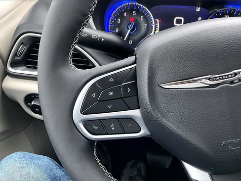 Used 2023 Chrysler Pacifica Touring-L image 18