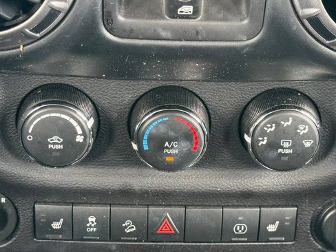 Used 2018 Jeep Wrangler Unlimited Sahara AWD/4WD image 19