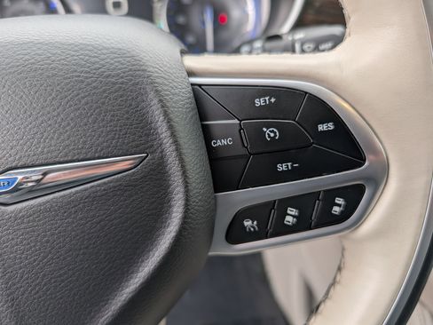 Used 2021 Chrysler Pacifica Limited w/ Uconnect Theater Family Group image 17