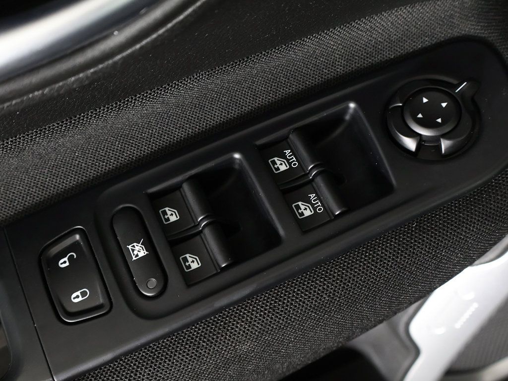 Used 2019 Jeep Renegade Latitude AWD/4WD image 32