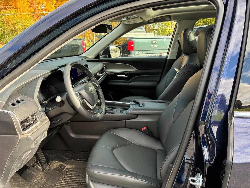 Used 2025 Toyota Grand Highlander AWD Hybrid image 10