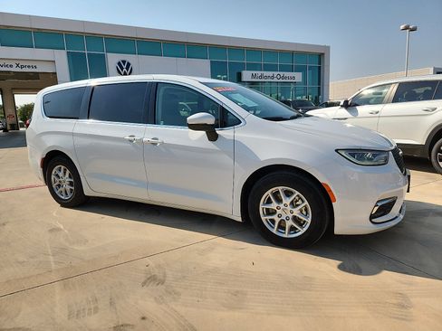 Used 2023 Chrysler Pacifica Touring-L FWD image 6