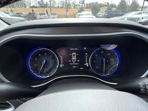 Used 2024 Chrysler Pacifica Touring-L image 29