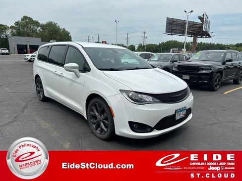 Used 2019 Chrysler Pacifica Touring Plus FWD image 1