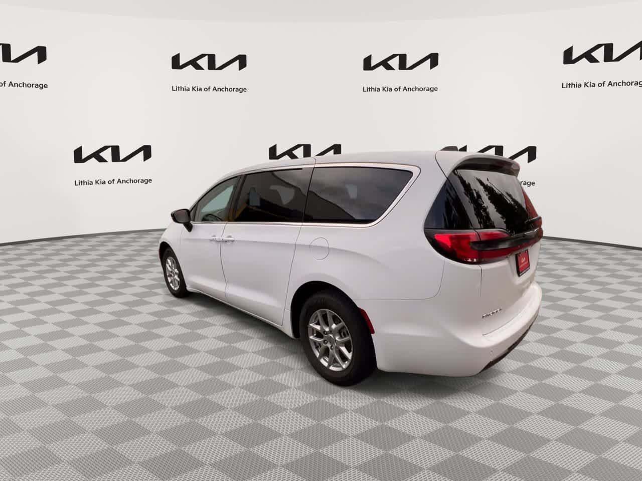 Used 2024 Chrysler Pacifica Touring-L FWD image 9
