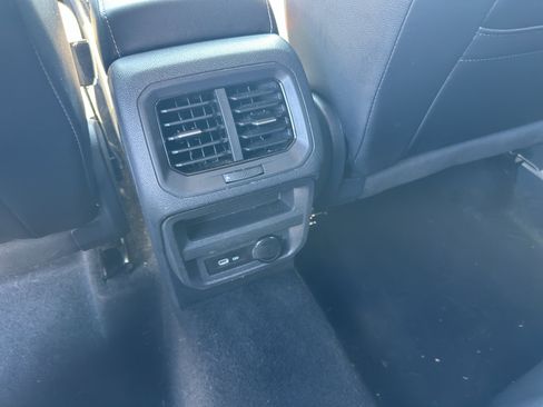 Used 2024 Volkswagen Tiguan SE image 16