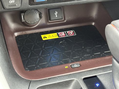 Used 2022 Toyota RAV4 Limited image 25